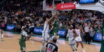 世界杯直播客户端下载-拿你撒气！字母哥转身到篮下暴力隔扣霍姆格伦